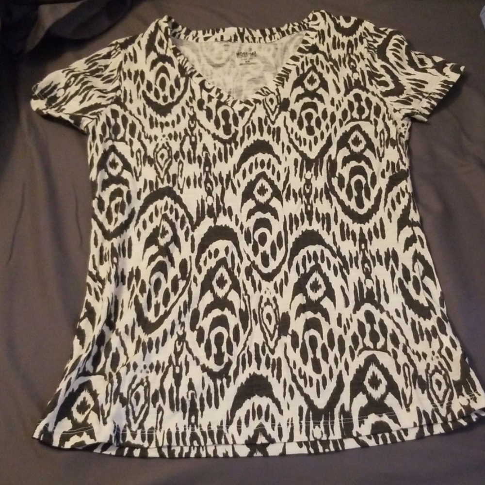 V-neck black and white designed t-shirt